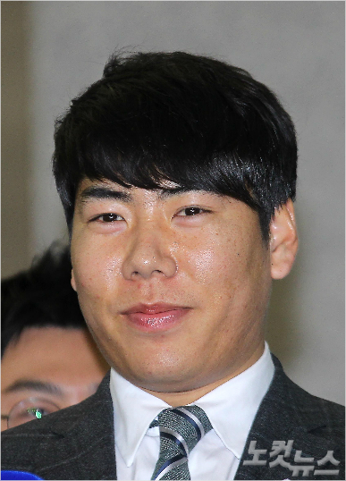 피츠버그파이어리츠와4년간1600만달러(약173억원)계약합의로메이저리그진출에성공한강정호(28,넥센히어로즈)가14일인천공항을통해미국으로출국하기전인터뷰를하고있다.박종민기자