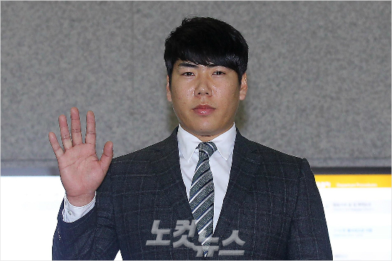 '계약잘마무리하겠습니다'피츠버그와4년1600만달러(약173억원)계약합의로메이저리그진출에성공한강정호(28,넥센히어로즈)가14일미국으로떠나기전손을흔들고있다.(인천공항=박종민기자)