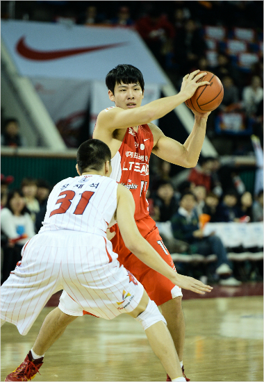 SK최부경이14일오리온스와홈경기에서장재석의수비속에패스할곳을찾고있다.(잠실=KBL)