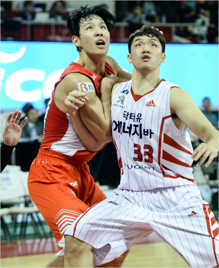 '전-현신인왕대결?'SK최부경(왼쪽)이14일오리온스와홈경기에서상대신인이승현과리바운드를놓고치열한몸싸움을펼치는모습.(잠실=KBL)