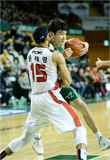 '이번에는실책없다'동부김주성(오른쪽)이15일모비스와홈경기에서문태영을제치고드리블을하고있다.(원주=KBL)
