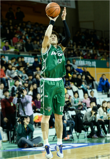 '들어갑니다'동부윤호영이15일모비스와홈경기에서3점슛을시도하고있다.(원주=KBL)