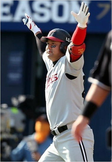 "드디어억대연봉입니다."LG포수최경철이데뷔13년만에억대연봉대열에합류했다.(자료사진=LG트윈스)