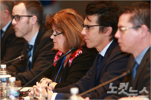 린드버그IOC조정위원장(왼쪽에서두번째)이16일강릉라카이샌드파인리조트에서열린제4차IOC프로젝트리뷰본회의에서발언하고있다