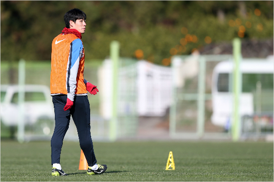 2015호주아시안컵에출전한중앙수비수김주영은호주와조별예선3차전을앞둔자체훈련서왼쪽발목을접질렸다.호주와경기에결장하는김주영은8강출전을목표로치료에집중하고있다.(자료사진=대한축구협회)