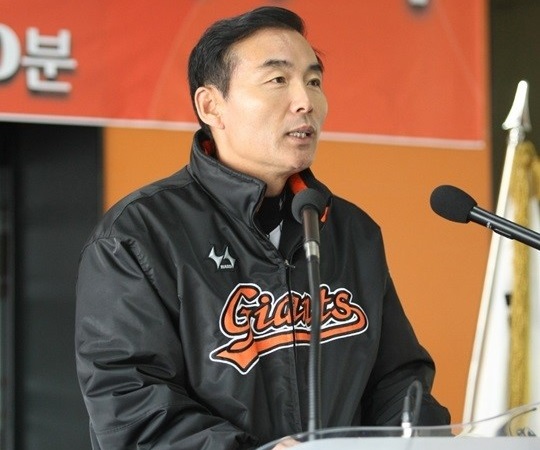 ▲시무식에나선이종운롯데감독.이번스프링캠프에누구보다많은과제를안고있는인사이기도하다.사진│롯데자이언츠
