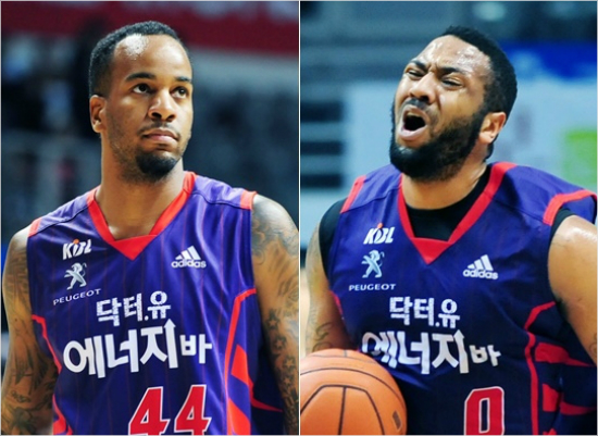 '누굴써도에이스'삼성에서오리온스로이적해온리오라이온스(왼쪽)는16일kt와홈경기에서맹활약을펼치면서역전승을이끌었다.특히팀기둥트로이길렌워터(오른쪽)가이날발목부상을당하면서향후출전이불투명해지면서라이온스의역할에대한기대감이커지고있다.(고양=KBL)