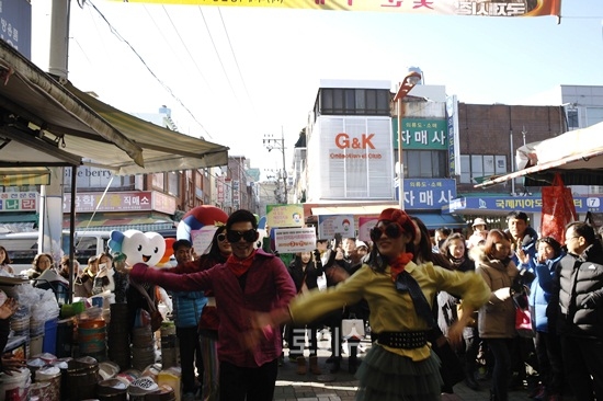 ▲거리퍼레이드중간에깜짝댄스를선보이고있다.