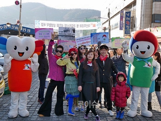 ▲선관위캐릭터들과참여자들이기념촬영을하고있다.