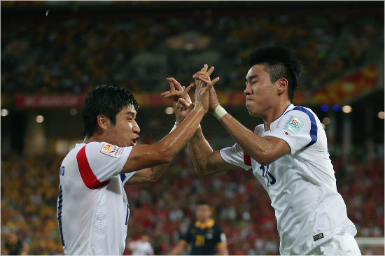 골세리머니를하는이근호와이정협이머리위로날아다니는날벌레의모습에서도알수있듯한국과호주의조별예선A조3차전이열린호주브리즈번의선코프스타디움은엄청난수의날벌레로가득했다.(자료사진=대한축구협회)