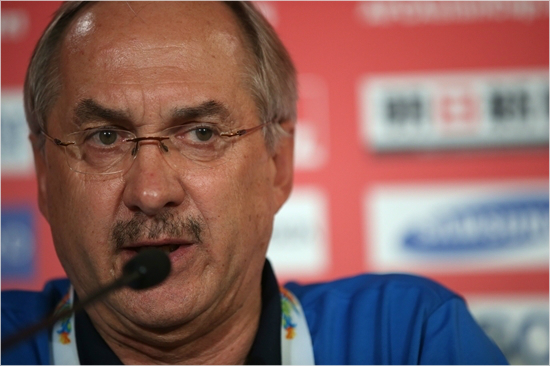 울리슈틸리케축구대표팀감독은호주와조별예선3차전에서1-0으로승리하곤난뒤에야기자회견에서발끈할수밖에없었던이유를뒤늦게털어놨다.(자료사진=대한축구협회)