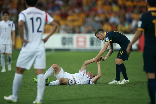 국내선수로는유일하게5대메이저축구대회에서모두골맛을본구자철은호주와조별예선3차전도중상대선수와충돌로오른쪽팔꿈치안쪽인대를다쳐남은경기에출전할수없게됐다.(자료사진=대한축구협회)