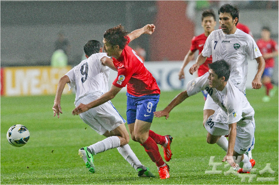 한국축구는2013년6월브라질월드컵아시아지역최종예선에서우즈베키스탄을맞아상대자책골에힘입어1-0으로승리했다.당시경기에서상대수비진을뚫고드리블하는손흥민의모습(사진/노컷뉴스)