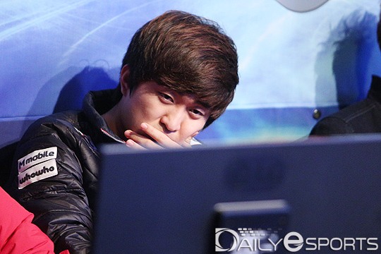 근심 가득한 눈으로 경기를 지켜보는 이영호. 2015 시즌 프로리그에서 이런 모습이 자주 보인다.