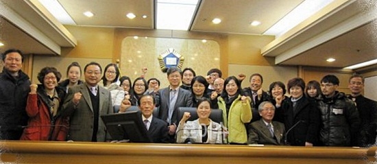 ▲시민사법참여단등이파이팅을외치고있다.(사진제공=부산지법)