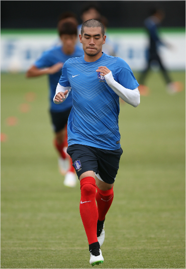 2015호주아시안컵에출전한중앙수비수김주영은룸메이트차두리의도움을받아대회중자신의헤어스타일을민머리로만들었다.(자료사진=대한축구협회)