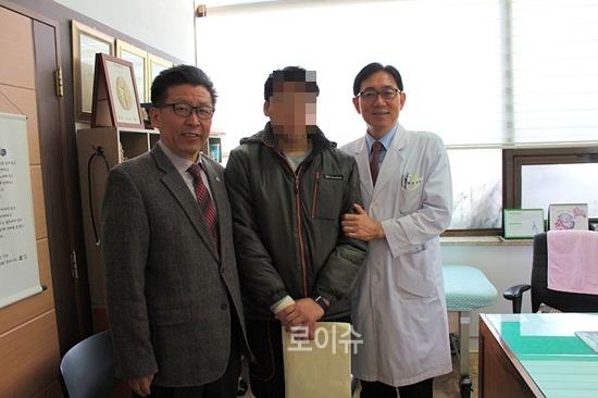 ▲김대기소장과(사진왼쪽)김영태병원장이한모씨에게치료혜택을제공해훈훈함을전해주고있다.(사진제공=한국법무보호복지공단경남서부지소)