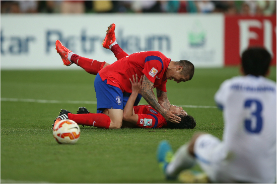 골을터뜨린손흥민과함께기쁨을나누고있는차두리(사진제공/대한축구협회)