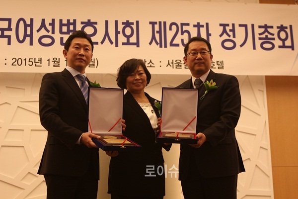 ▲‘제1회여성아동인권상’수상자로선정된김형준부장검사(사진왼쪽)와한태화검사가이명숙회장과기념촬영을하고있다.(사진제공=울산지검)