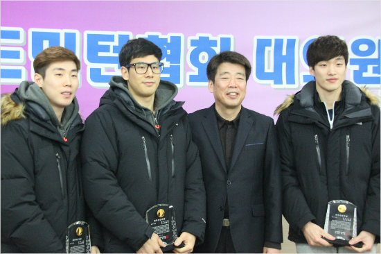 배드민턴대표팀남자단식손완호,복식고성현,신계륜대한배드민턴협회장,복식신백철(왼쪽부터)이22일2015년도정기대의원총회및표창식에서포즈를취하고있다.(사진=배드민턴협회)