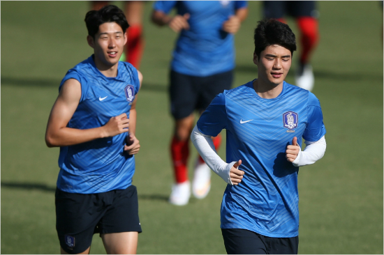 기성용은우즈베키스탄과2015호주아시안컵8강에서3개의포지션을고루소화하며연장에서만2골을넣은손흥민과함께값진승리를이끌었다.(자료사진=대한축구협회)