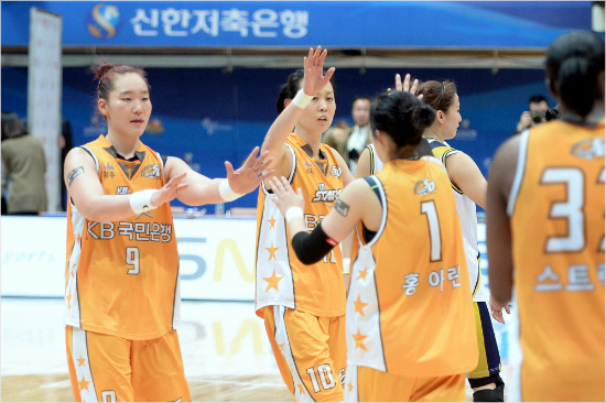 '5연승이다'정미란,변연하,홍아란,스트릭렌(왼쪽부터)등국민은행선수들이22일신한은행을누른뒤하이파이브를하고있다.(인천=WKBL)