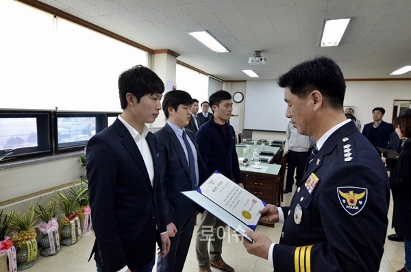 ▲하임수서장이용감한시민장을수여하고있다.(사진제공=경남경찰청)