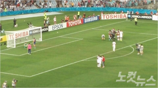 저멀리주저앉은일본의가와시마골키퍼.일본의아시안컵2연패의꿈이무너졌다(사진=호주시드니오해원기자)