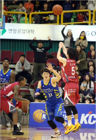 '느낌왔어'LG김시래가23일삼성과홈경기에서종료2.6초전역전결승슛을쏘고있다.(창원=KBL)