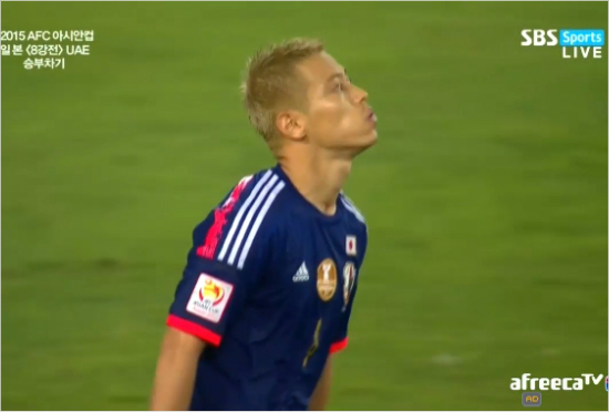 '내가왜저렇게찼을까'일본축구대표팀에이스혼다게이스케가23일UAE와아시안컵8강전승부차기에서실축한뒤하늘을바라보고있는모습.(자료사진=중계화면캡처)