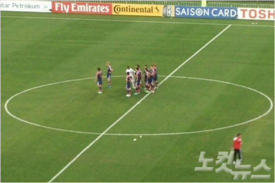 '짐싸서가자'일본축구대표팀선수들이23일UAE와아시안컵8강전승부차기에서패배한뒤아쉬움속에서로를격려하는모습.(호주=오해원기자)