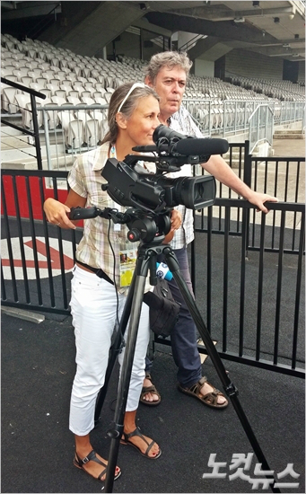 독일공영방송‘도이체벨레’의호주특파원인디이터헤르만기자(오른쪽)는2015호주아시안컵결승에서한국이호주를꺾고우승할확률이높다고분석했다.시드니(호주)=오해원기자