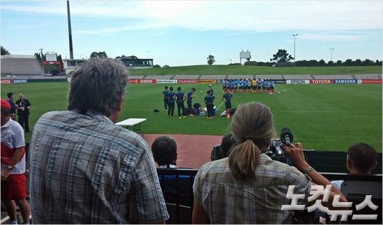 독일공영방송‘도이체벨레’의호주특파원인디이터헤르만기자(왼쪽)는독일에서도울리슈틸리케감독이지휘봉을잡은한국축구대표팀에상당히관심이크다고했다.시드니(호주)=오해원기자