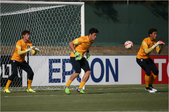 2010년이후축구대표팀에서'3번골키퍼'역할에그쳤던김진현은브라질월드컵이후정성룡과김승규(왼쪽부터)를밀어내고확실한주전골키퍼자리를꿰찼다.(자료사진=대한축구협회)