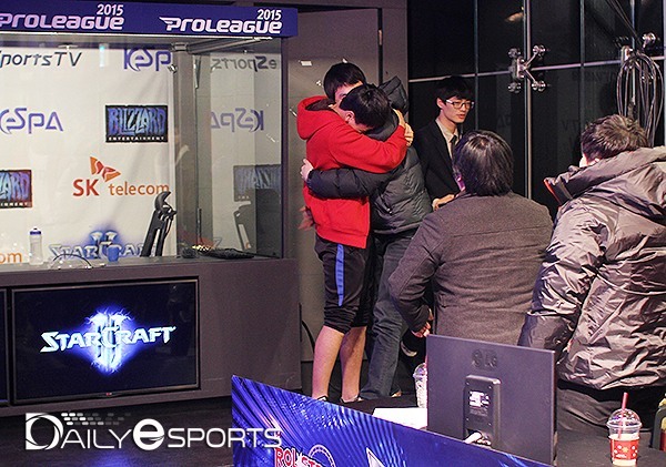 프라임 장현우가 에이스 결정전에서 주성욱을 잡아낸 뒤 박외식 감독과 승리의 기쁨을 나누고 있다.