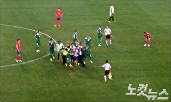 다급한이라크선수들은후반막판경기장에난입한자국응원단을스스로붙잡아내쫓을정도로만회골에강한욕심을냈지만결국0-2로무릎을꿇었다.시드니(호주)=오해원기자