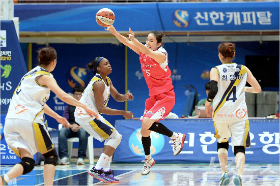 KDB생명의국가대표센터신정자(사진가운데)가신한은행으로이적했다(사진제공/WKBL)
