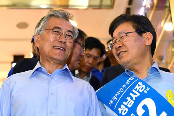 ▲문재인의원이지방선거당시이재명성남시장후보를위해지원유세를다니던모습으로보인다.사진은이재명성남시장의페이스북에있는것.