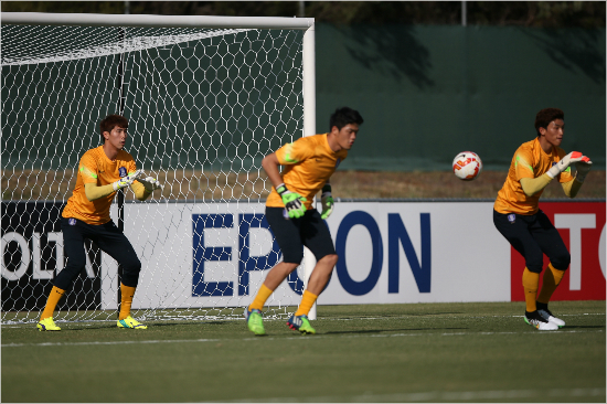김봉수골키퍼코치의지도아래축구대표팀의골키퍼김진현과정성룡,김승규(왼쪽부터)는치열한경쟁과격려를함께하며2015호주아시안컵의무실점우승에도전한다.(자료사진=대한축구협회)
