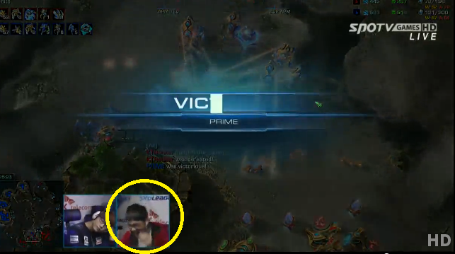 장현우가 주성욱으로부터 항복 선언을 받아낸 뒤 헤드셋을 던지는 모습. 장현우의 헤드셋은 모니터를 향해 날아갔고 박살이 났다(사진=네이버 VOD 캡처).