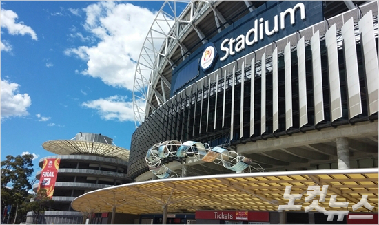 한국과호주의2015호주아시안컵결승전이열리는시드니의스타디움오스트레일리아는이번대회에서사용된5개경기장가운데가장큰8만3500석을자랑한다.아시아축구연맹은한국과호주의결승전을하루앞두고입장권이모두판매됐다고공식발표했다.시드니(호주)=오해원기자