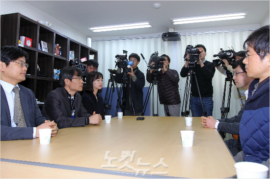 '박태환소속사는언제?'대한체육회와대한수영연맹관계자들이30일스포츠인권익센터에서수영스타박태환의도핑양성반응관련대책회의를위해취재진이몰린가운데박태환의소속사관계자들을하염없이기다리고있다.(사진=박종민기자)