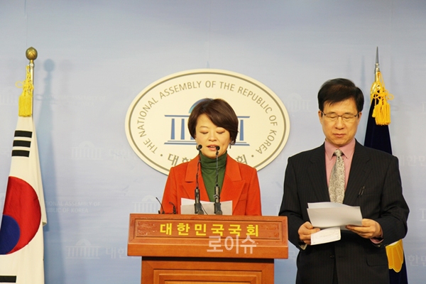 ▲30일국회정론관에서기자회견을하는진선미의원과신경민의원(사진=진선미의원블로그)