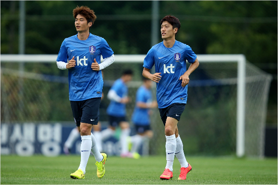 울리슈틸리케감독이이끄는축구대표팀에서붙박이오른쪽날개로활약했던이청용(오른쪽)은오만과2015호주아시안컵조별예선1차전에서오른쪽정강이미세골절부상을당해55년만의'아시아챔피언'도전을중도포기했다.(자료사진=대한축구협회)