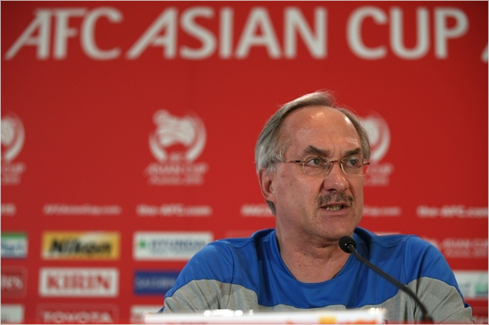 울리슈틸리케축구대표팀감독에게는호주와결승전을앞두고열린공식기자회견이지루함의연속이었다.(자료사진=대한축구협회)