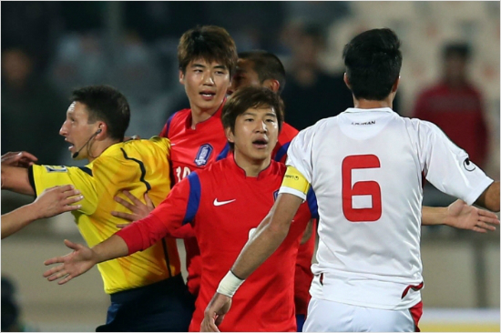 2015호주아시안컵에서조별예선부터준결승까지5경기에서기성용의파트너로나섰던박주호(가운데)는개최국호주와결승전에왼쪽측면공격수로깜짝선발출전한다.(자료사진=대한축구협회)