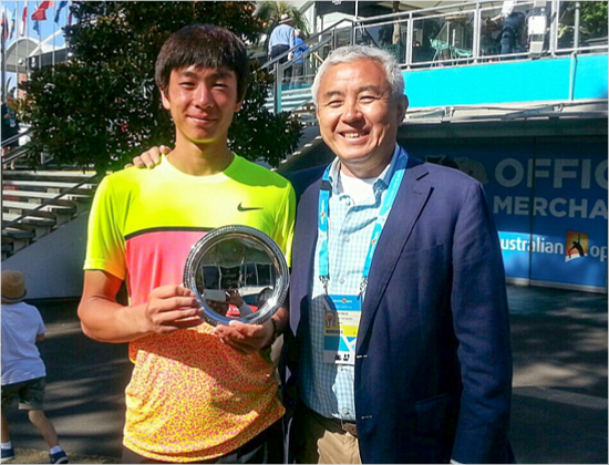 '장하다'홍성찬(왼쪽)이31일호주오픈주니어테니스대회남자단식결승에서아쉽지만값진준우승컵을들고주원홍대한테니스협회장과함께기쁨을나누고있다.(호주=대한테니스협회)