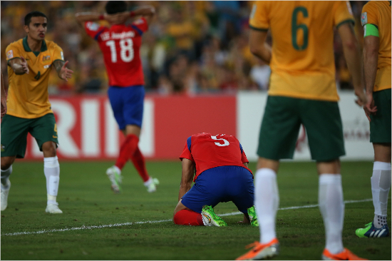 한국축구대표팀의수비수곽태휘가31일호주시드니에서열린2015호주아시안컵호주와의결승전에서후반초반헤딩슛이막히자무릎을꿇고아쉬워하고있다(사진제공/대한축구협회)