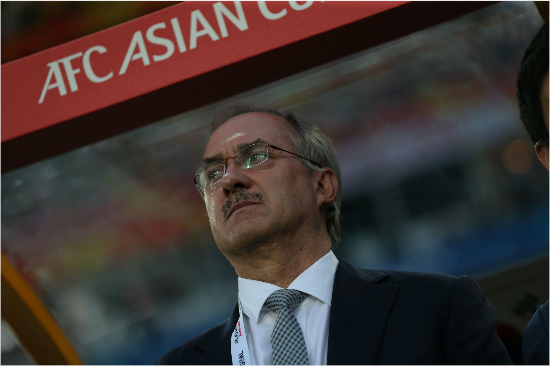 2015호주아시안컵을치르며5경기에서수비형미드필더로출전했던박주호를왼쪽측면공격수로배치한슈틸리케감독의승부수는결국호주와결승전에서아쉬운패배로이어졌다.(자료사진=대한축구협회)