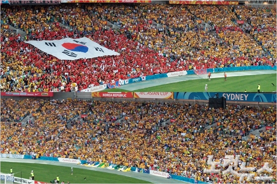 한국과호주의2015호주아시안컵결승전이열린스타디움오스트레일리아에는7만6385명의관중이찾아뜨거운열기를발산했다.시드니(호주)=오해원기자